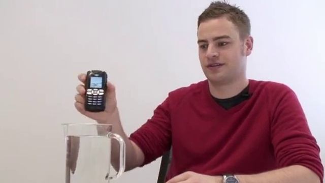 Sonim Landrover S1 - smashing and bashing the ruggedised mobile phone смотреть онлайн