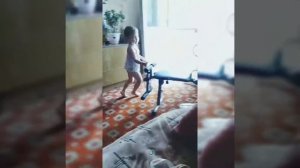 Папа и сын. Как наш папа одевал трусы сыну