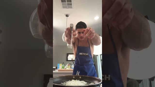 Готовим с самым сильным мужчиной в мире - Озвучка забавного рецепта