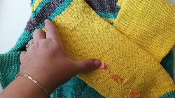 Свитшот спицами регланом сверху на мальчика 7 лет готов.