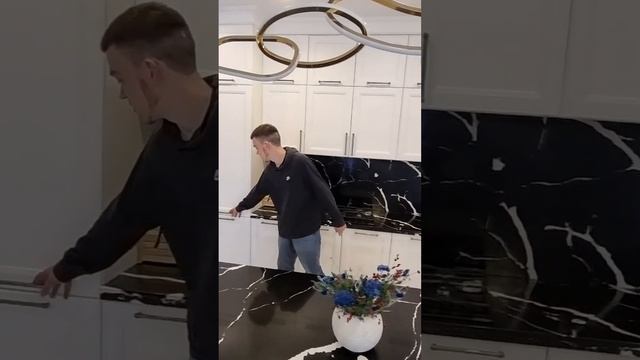 Обзор кухни с столешницей из натурального кварца смотреть онлайн