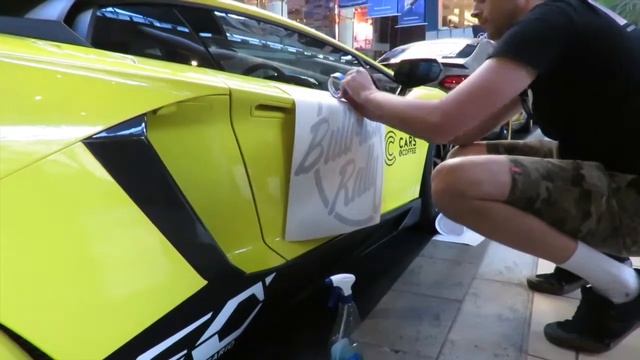 Putting stickers on a Lamborghini by REDLINE смотреть онлайн