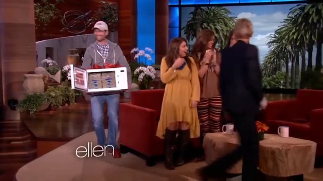 Ellen Surprises Fans With Amazing Gifts смотреть онлайн