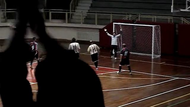 Pisa soccer Five - Tripetetolo 97 (2-3) Bini calcia alto il 3° tiro libero смотреть онлайн