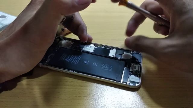 #TIPS Cara mudah mengganti batrei iphone 6 sendiri untuk pemula смотреть онлайн