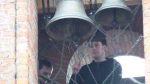 Звонарь Алексей Пугачев исполняет звон «Пасхальный»