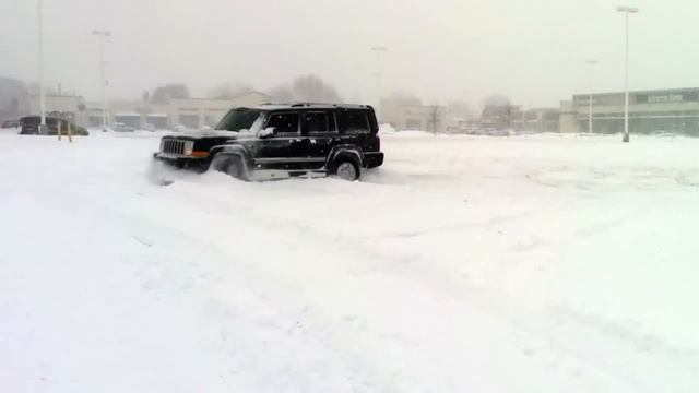 Fun In The Snow 4 Wheel Drive Dounts out of control ! 2007 Jeep Commander HEMI смотреть онлайн
