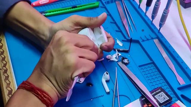 What' s Inside an Apple Airpods open charging case for Repair смотреть онлайн