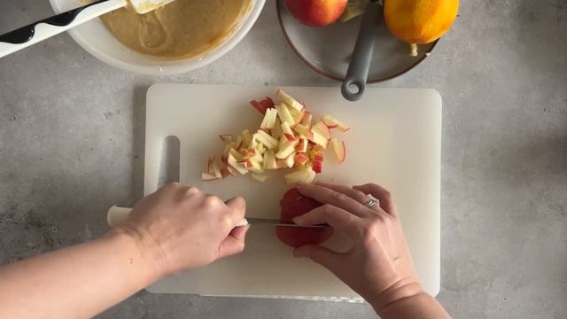 Apple muffins with a crispy top. A very simple and quick recipe. No mixer needed! смотреть онлайн