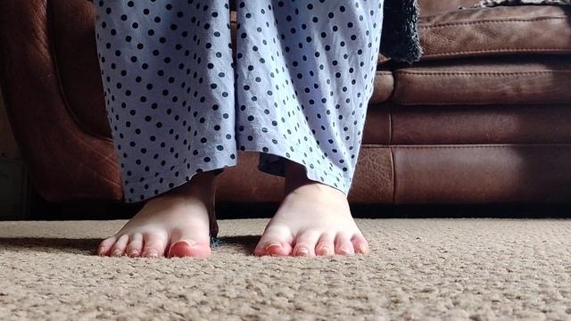 Bare Feet | Feet Worship | Feet Pov | Feet Tease (no talking) смотреть онлайн