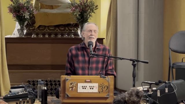 Workshop with Krishna Das Premiere June 16 - Recorded live at Garrison Institute, NY April 2022 смотреть онлайн