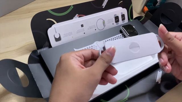 Unboxing Apple Watch Nike SE (44mm Silver Aluminum Case Pure Platinum/Black Nike Sport Band) смотреть онлайн