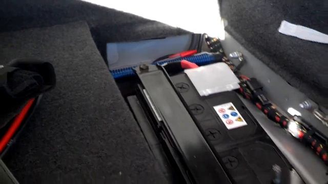 Jaguar battery and fuse box location, battery removal, and battery boosting - Auto Repair Series смотреть онлайн