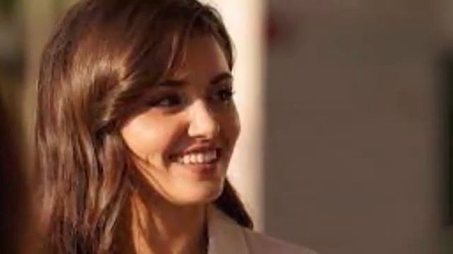 Керем Бюрсин спросил Ханде Эрчел, в кого она влюбилась! смотреть онлайн