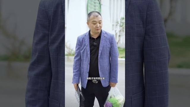 老板把垃圾桶踢倒，以此来测试面试者的人品，不料只有穷小子一人通过！【强哥正能量】 смотреть онлайн