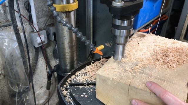 30mm barrel plug cutter in oak sleepers. How to make dowels, plugs or bungs. смотреть онлайн