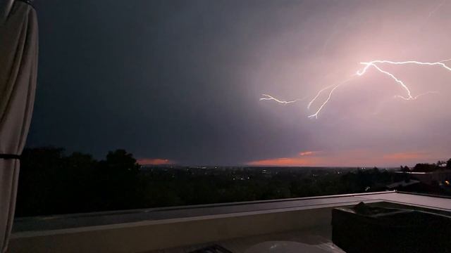 Unreal massive lightning / filmed with Iphone in slow motion смотреть онлайн