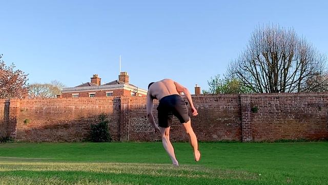 SLOW MOTION TRICKS ON GRASS - IPHONE XS CAMERA TEST смотреть онлайн