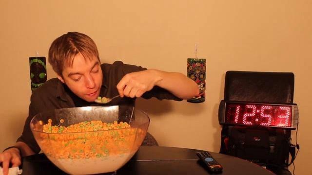 Giant 10+ Pound Bowl of Apple Jacks! смотреть онлайн