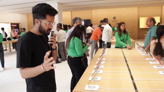 My Experience at the Apple Store Saket - Inside Delhi's First Apple Store. смотреть онлайн