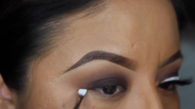 dark fall eyelook with a pop of White Liner смотреть онлайн