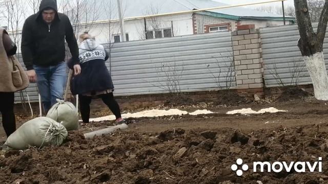 ЖИЗНЬ В ДЕРЕВНЕ /РАЗБИРАЮ В САДУ МАНГАЛЬНУЮ, СЛАЖИВАЮ КИРПИЧ /ЗЯТЬ ПРИВЁЗ ОПИЛКИ /УТЕПЛИЛИ ЧЕСНОК смотреть онлайн