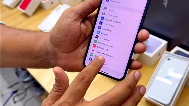 iPhone এর মেলা || iPhone 11 and iPhone XR জলের দামে || Cheapast iphone shop in Chandni смотреть онлайн