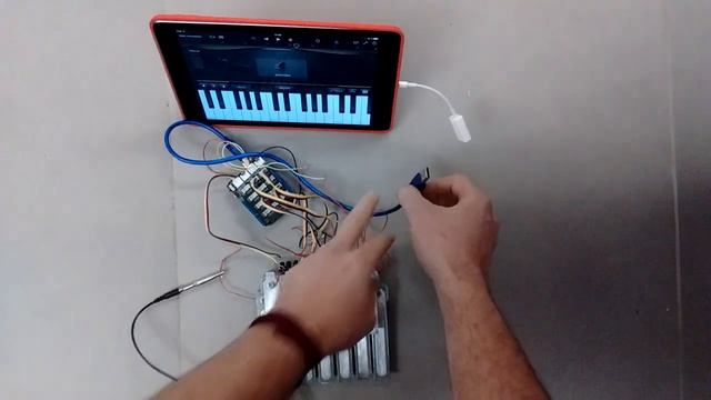 Arduino : Piano MIDI connecté à un Ipad смотреть онлайн
