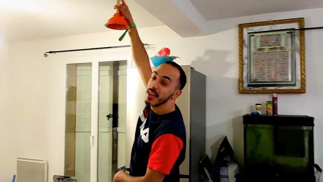 SI JE LÂCHE SON IPHONE XS MAX ... ELLE JETTE LE MIEN PAR TERRE смотреть онлайн