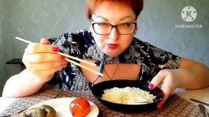 Мукбанг/Бомж лапша и соленееькое/Кошка тоже хочет кушать