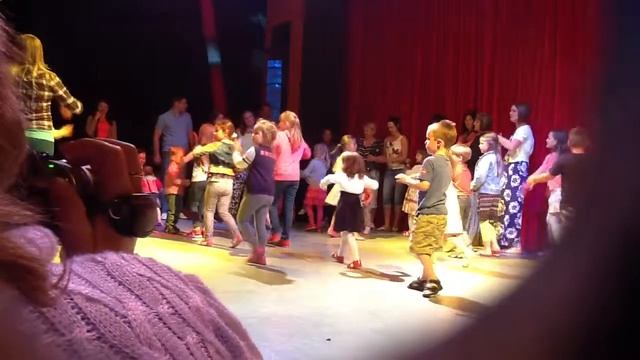 Танец Барби и Кена