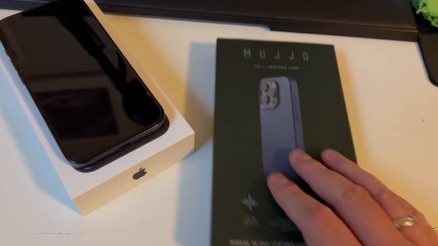 Apple IPhone 15 Pro Titan Blue & Mujjo Full Leather Case Monaco Blue