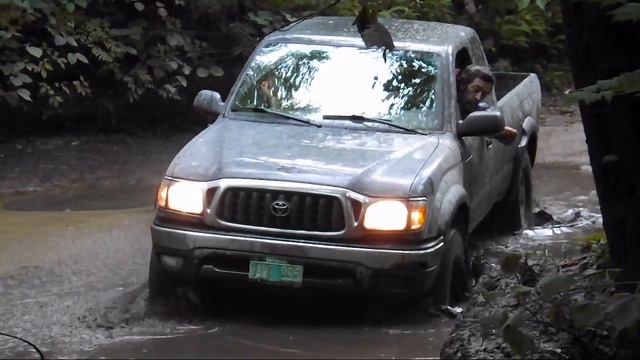 High Reving Mud Bog Run For the Lincoln Navigator смотреть онлайн