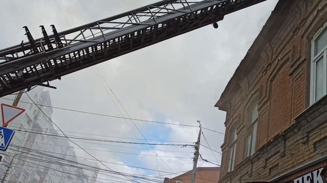 В центре Саратова горит дом смотреть онлайн