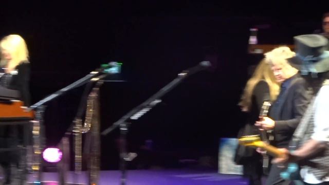 HOLD ME - FLEETWOOD MAC LIVE AT ROD LAVER ARENA MELBOURNE 4/9/2019. смотреть онлайн