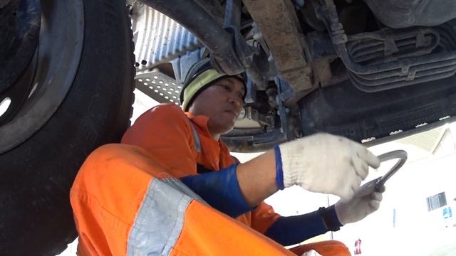 TGS-40 Air Compressor Pipe Replace 4..... #mantruck #compressor