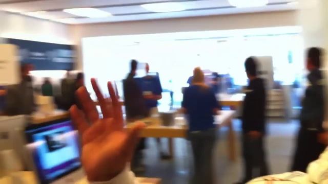 iPhone 4 Unboxing Launch - Alderwood Apple Store смотреть онлайн