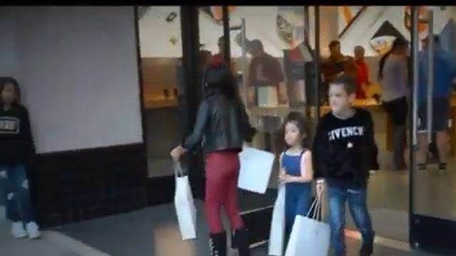 9 and 7 year old go to Apple store|whole video on familia diamond. смотреть онлайн