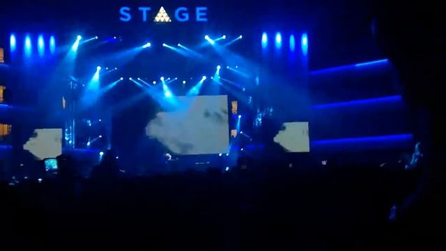 Pompeii + Turn Up The Speakers - Martin Garrix (live at BH Mallorca '16) смотреть онлайн