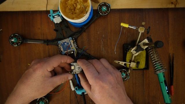 Сборка квадрокоптера FPV компоновка комплектующих Foxeer Aura7 Long range смотреть онлайн