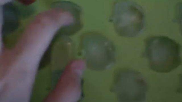 Apple Shaped Ice Cubes?!?! смотреть онлайн