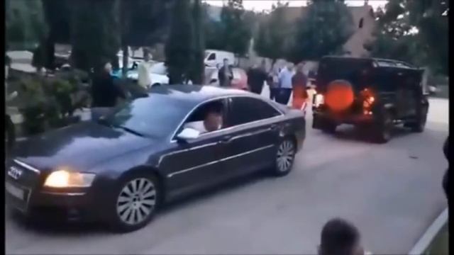 Audi A8 4.2 TDI vs LandRover Defender смотреть онлайн