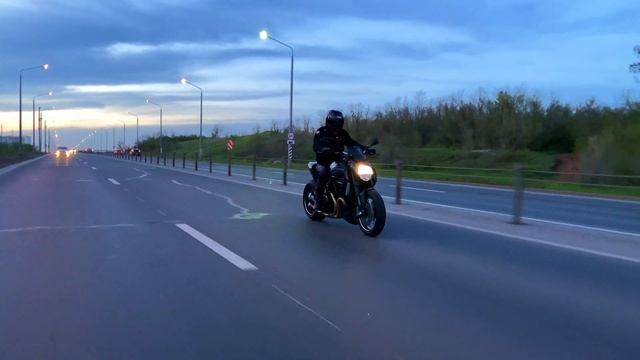 DUCATI DIAVEL CARBON ROAD