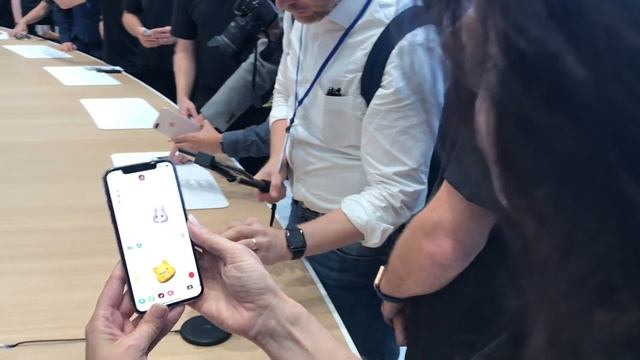 iPhone X: an early first look смотреть онлайн