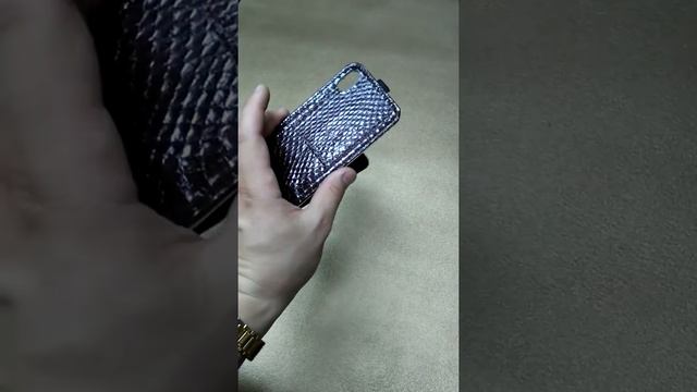 Чехол на iPhone из натуральной кожи змеи ручной работы. смотреть онлайн