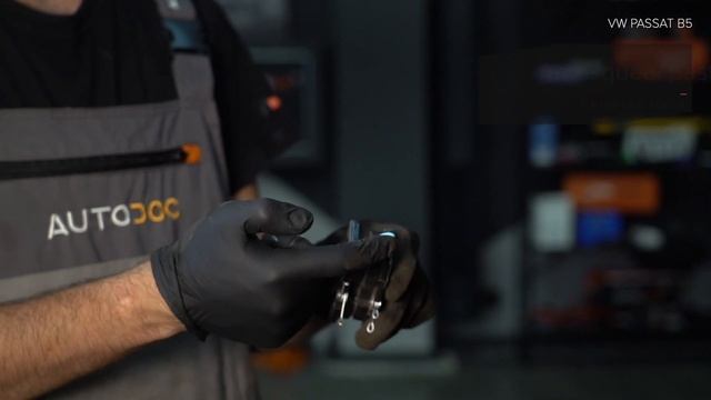 Jak vyměnit zadní brzdové destičky na VW PASSAT 5 (B5) [NÁVOD AUTODOC] смотреть онлайн