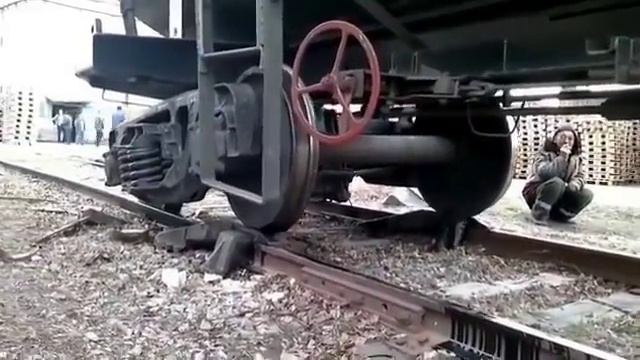 Как поднимают сошедший с рельсов вагон смотреть онлайн