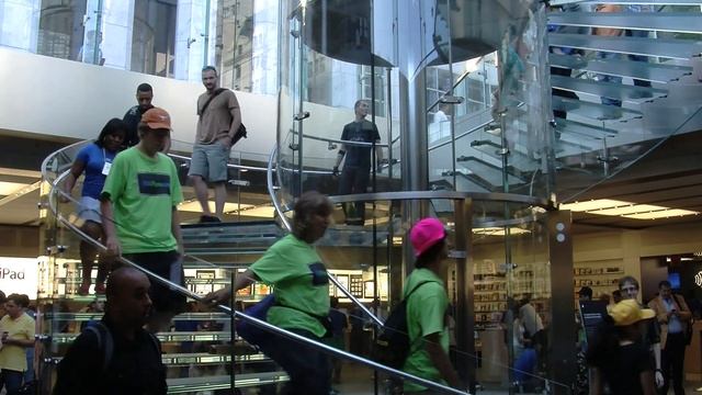 The iPhone 4 Launch in 3 Minutes смотреть онлайн