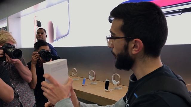iPhone 8 Plus unboxing video inside Sydney Apple Store смотреть онлайн