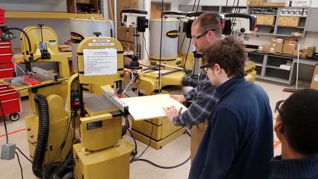 Mr. Mac gives a band saw tutorial in ESUMS Innovation Center смотреть онлайн